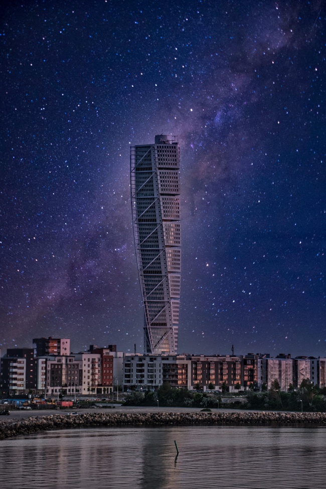 唯美紫色星空建筑夜景图片