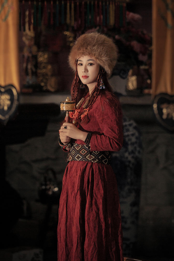 拿着转经筒的唯美藏族美女可可艺术写真图片