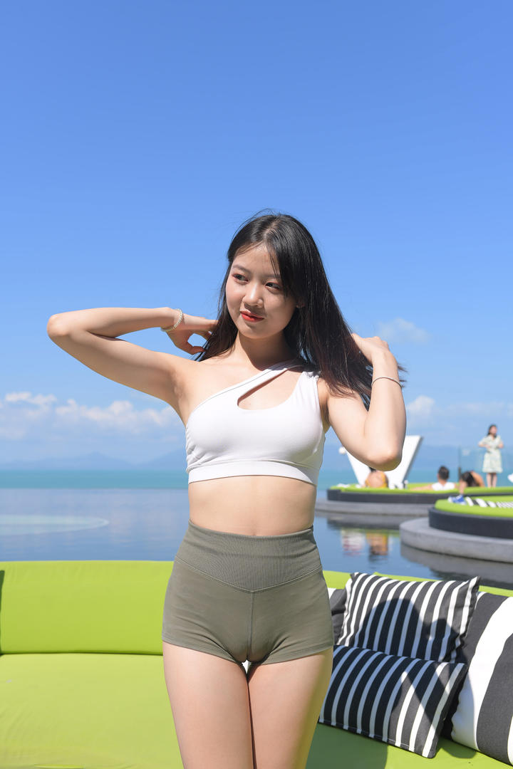 海边度假的清纯紧身裤美女高清旅拍写真图片