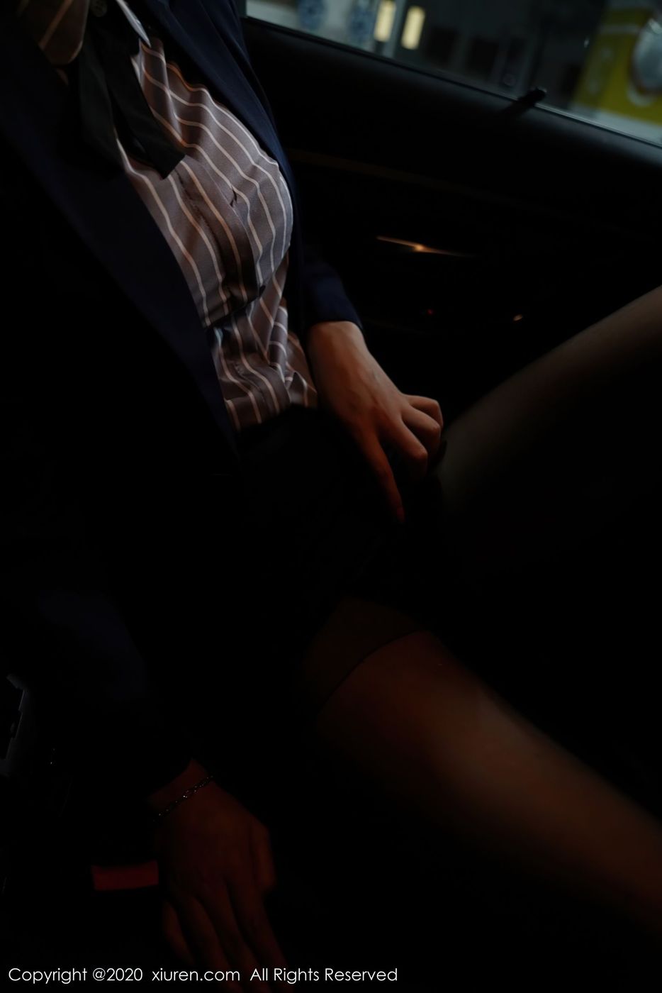 秀人网美女模特方子萱黑丝美腿职场OL秘书装扮车拍妖娆写真