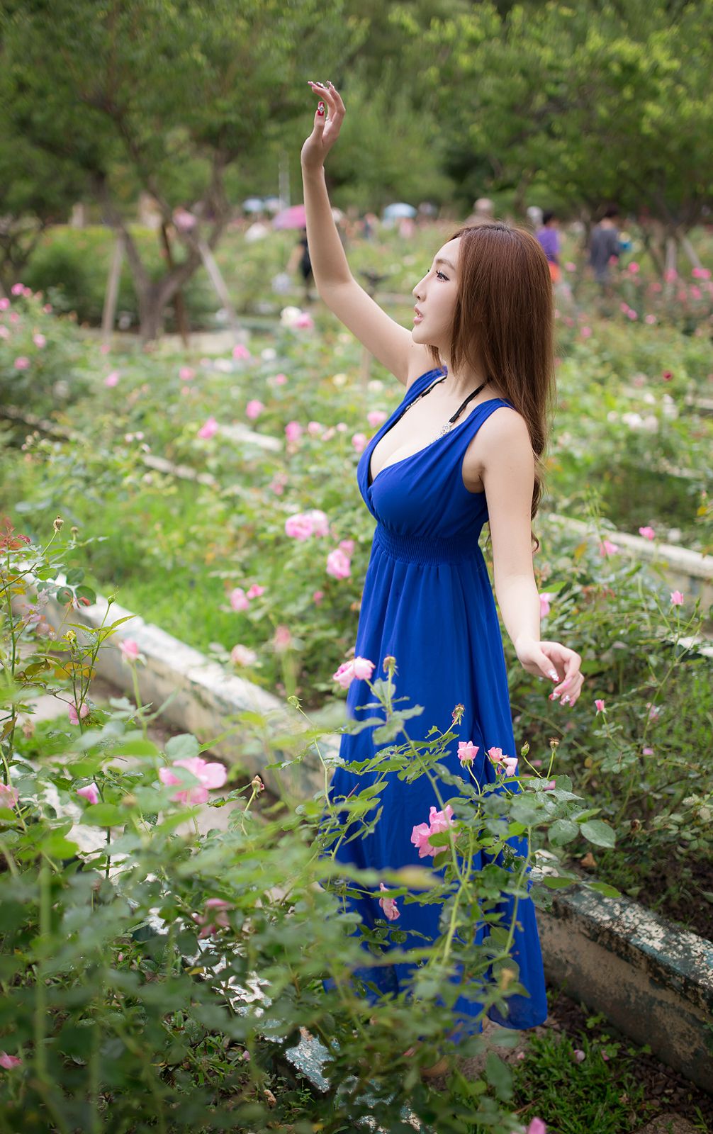 台湾性感美女模特赵芸唯美蓝色长裙户外气质写真