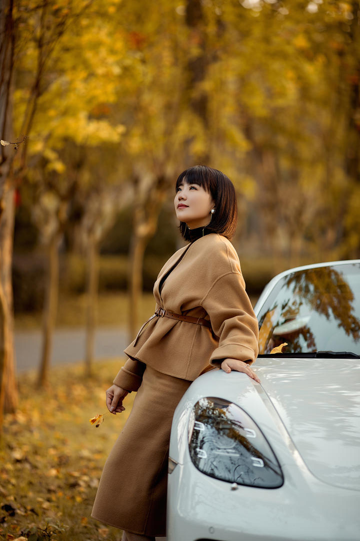 秋日树林里的短发气质美女车模图片
