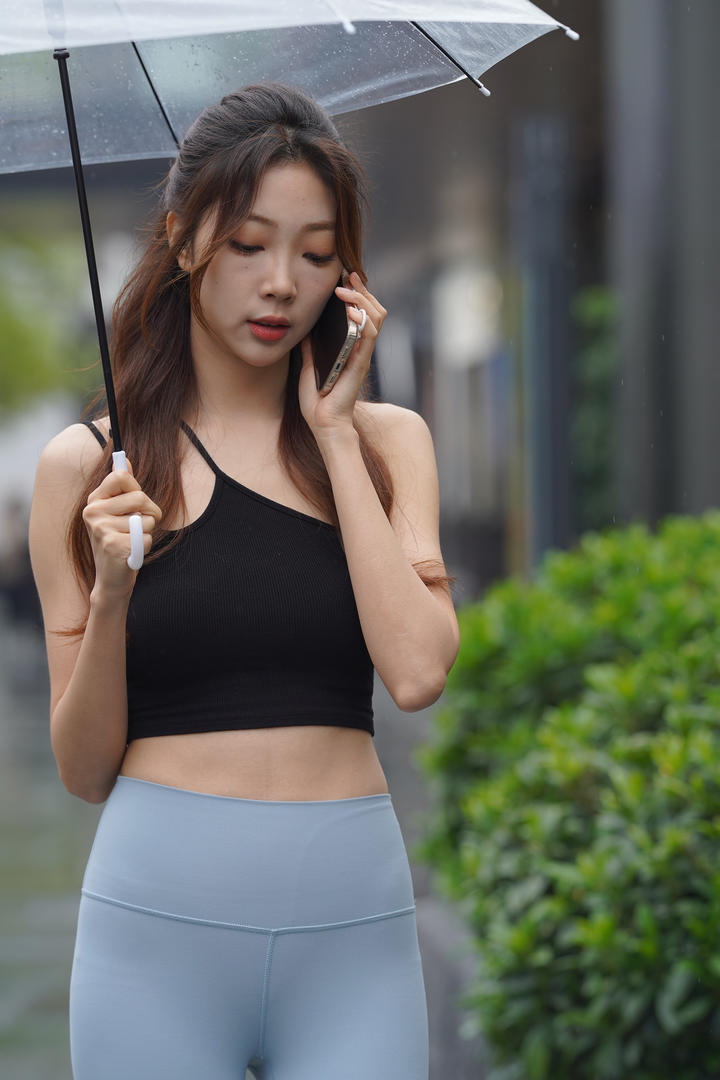 街拍紧身裤美女打电话图片