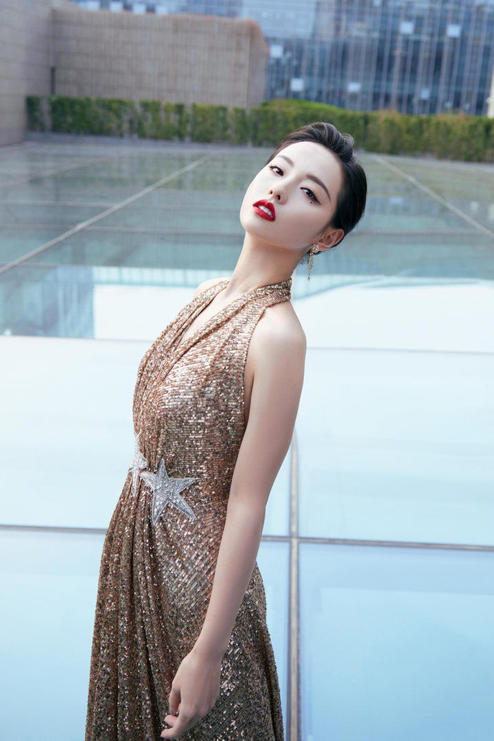 极品美女明星张嘉倪户外写真图片
