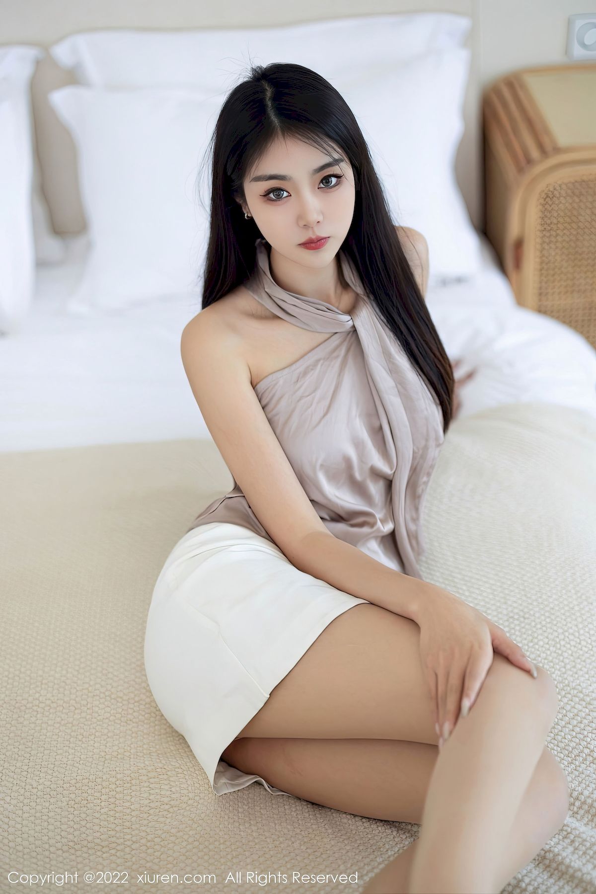 秀人网美女模特可乐Vicky淡紫露肩上衣白色短裙性感写真