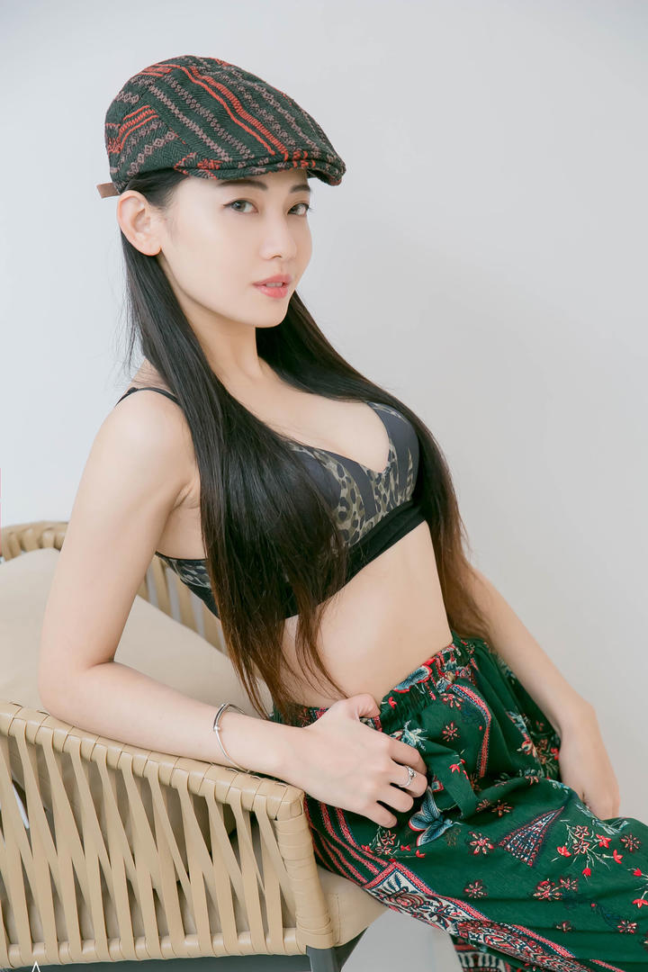 身材火辣的漂亮美女模特国产手机精品一区图片