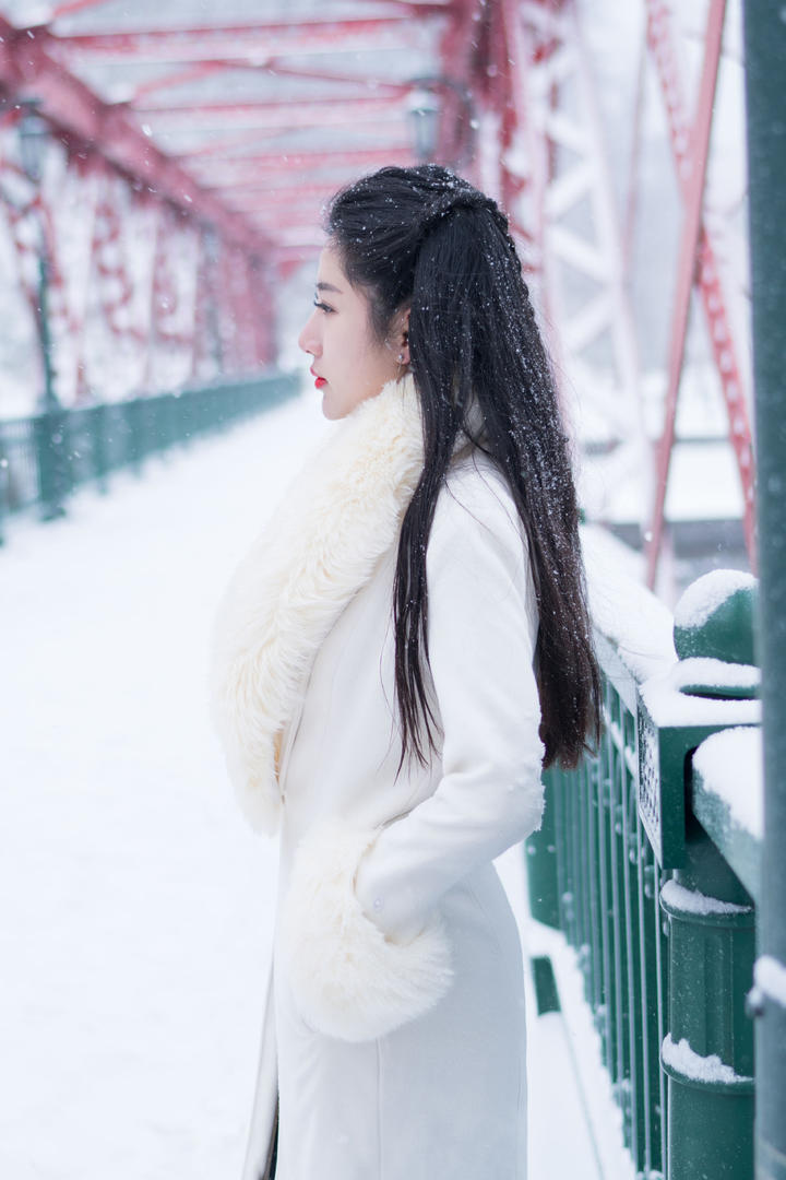 站在雪中的美女侧身艺术写真图片