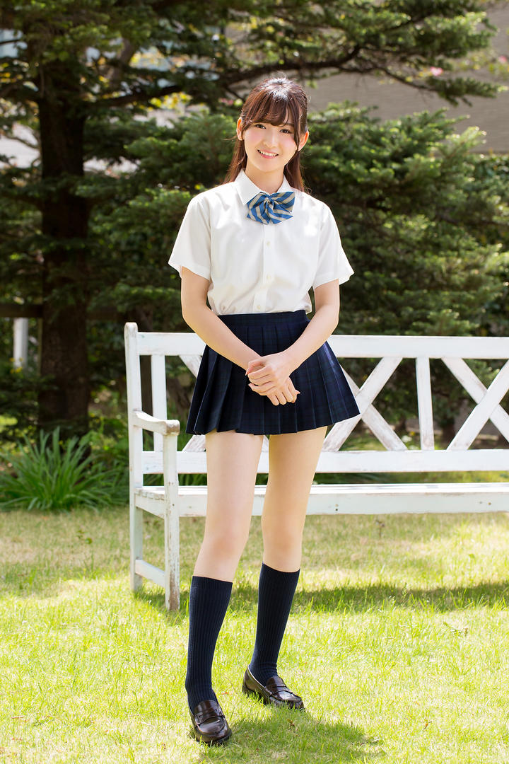 站在草地上的超清日本清纯美女学生写真图片