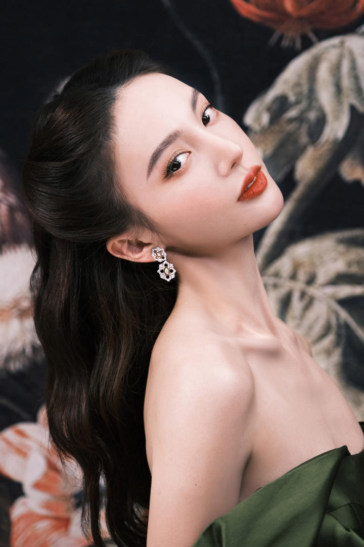 内地性感美女明星金晨低胸礼服艺术照图片