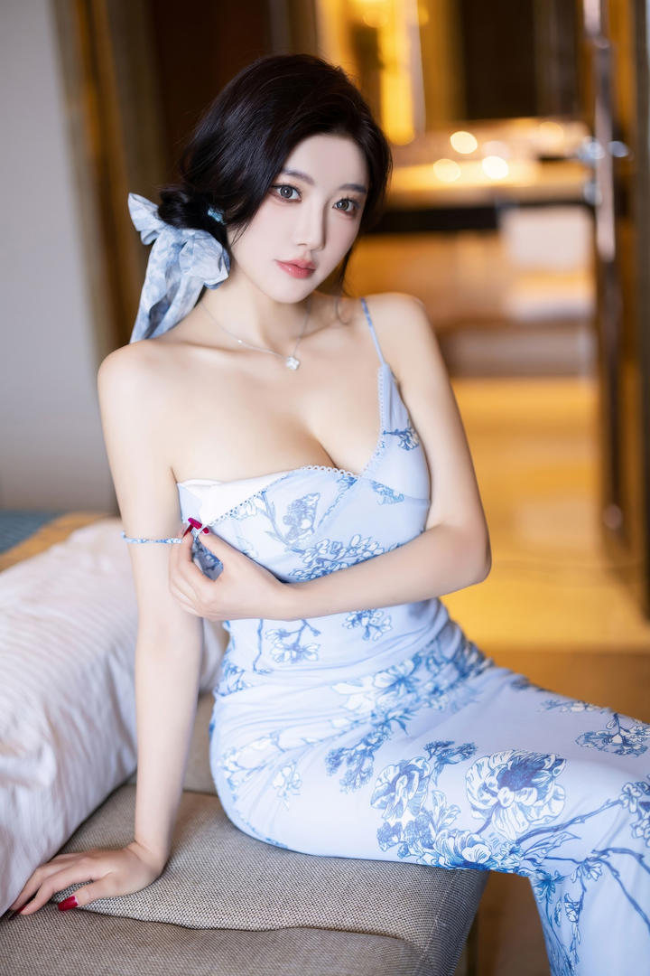 「青花瓷诱惑」杨晨晨侧开衩青花旗袍女性人体写真图片