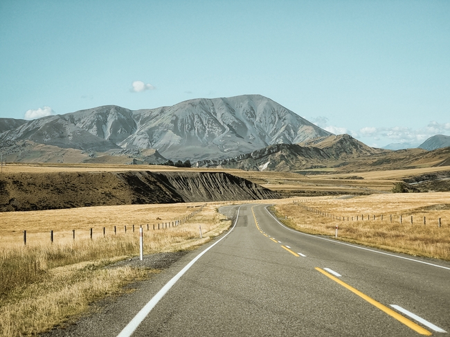 丘陵高原公路风景图片