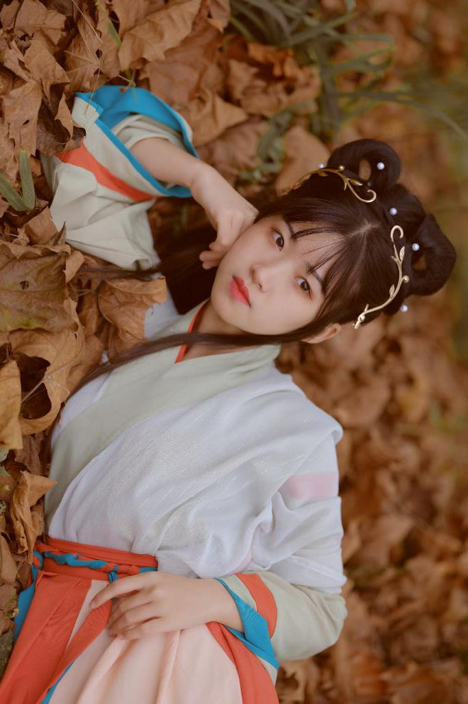 躺在枯叶堆中的古装美女艺术写真图片