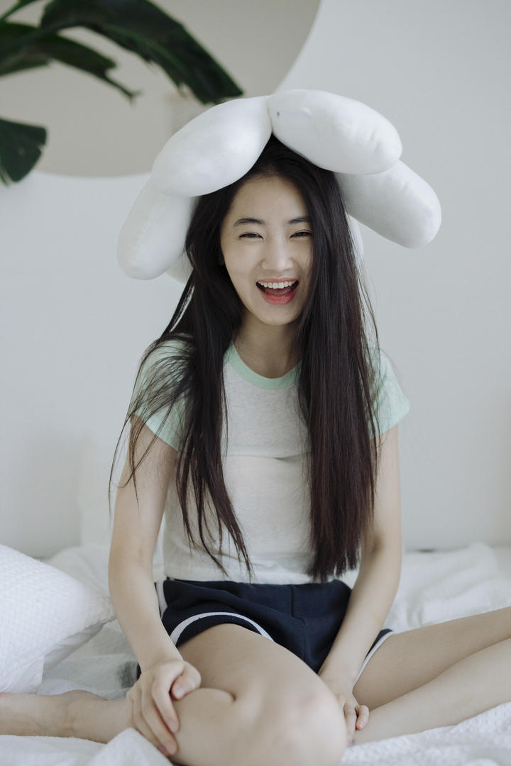 清纯女孩床上私拍写真图片