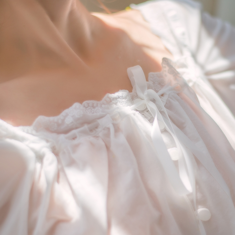 清纯少女水中绽放的花朵