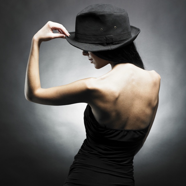 戴帽裸肩美女图片