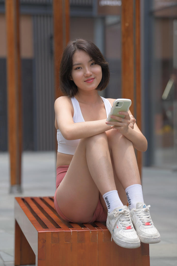 日本街拍玩手机的紧身裤美女131高清图片