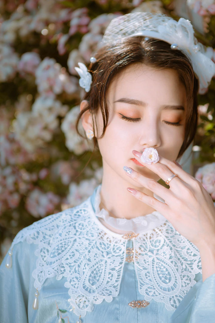 亲吻花朵的漂亮养眼美女壁纸图片下载