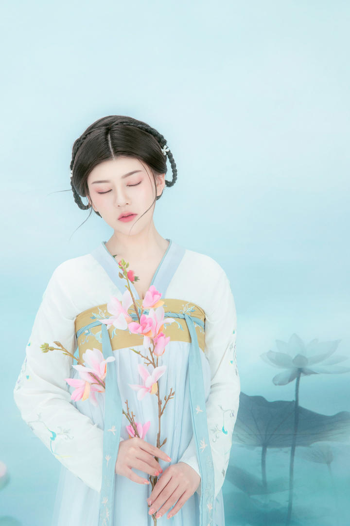 闭上眼睛的唯美古装美女艺术照高清壁纸图片