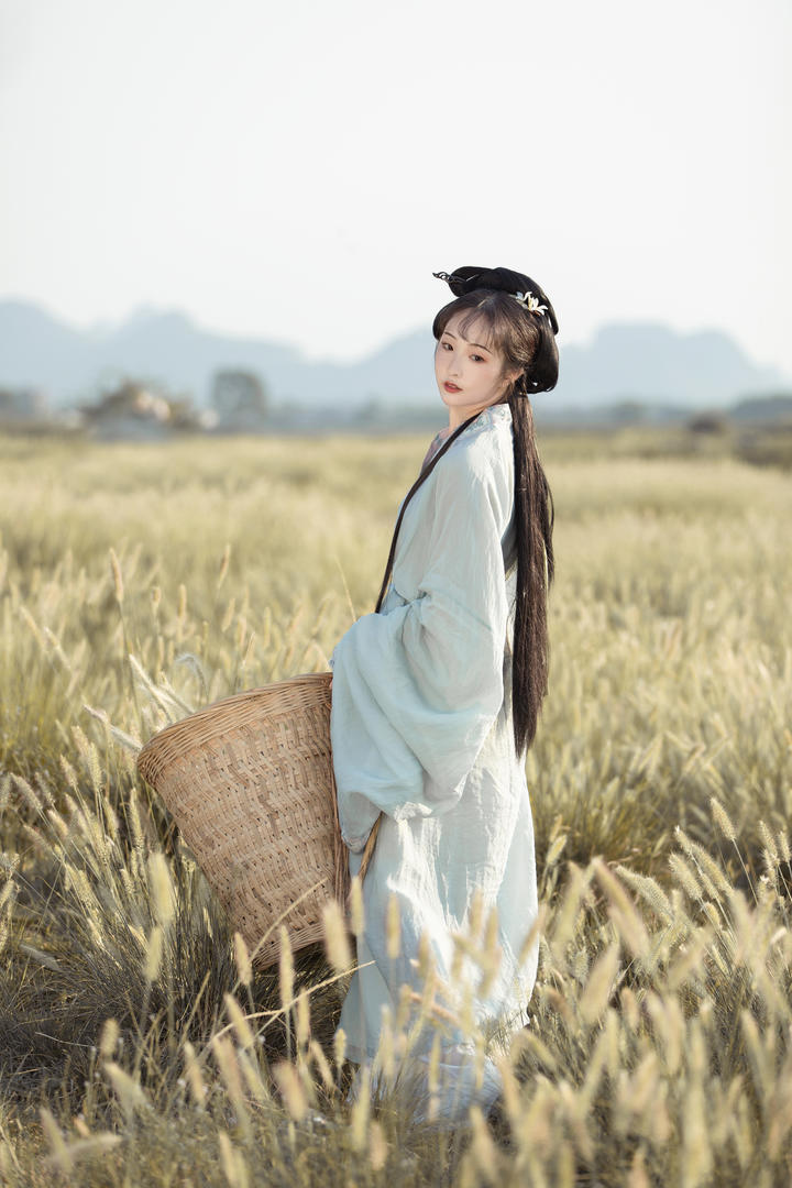 拿着背篓的古装美女户外艺术照写真图片