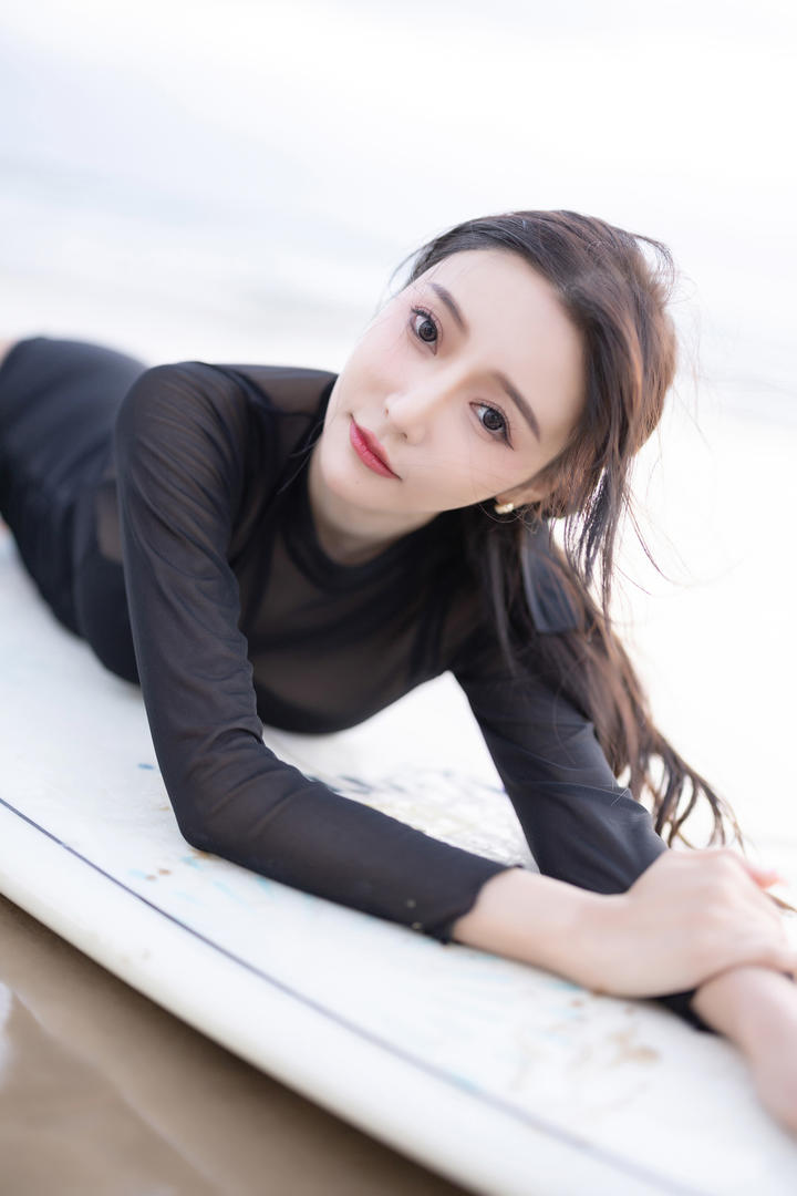 趴在冲浪板上的极品性感女神王馨瑶国产精品写真图片