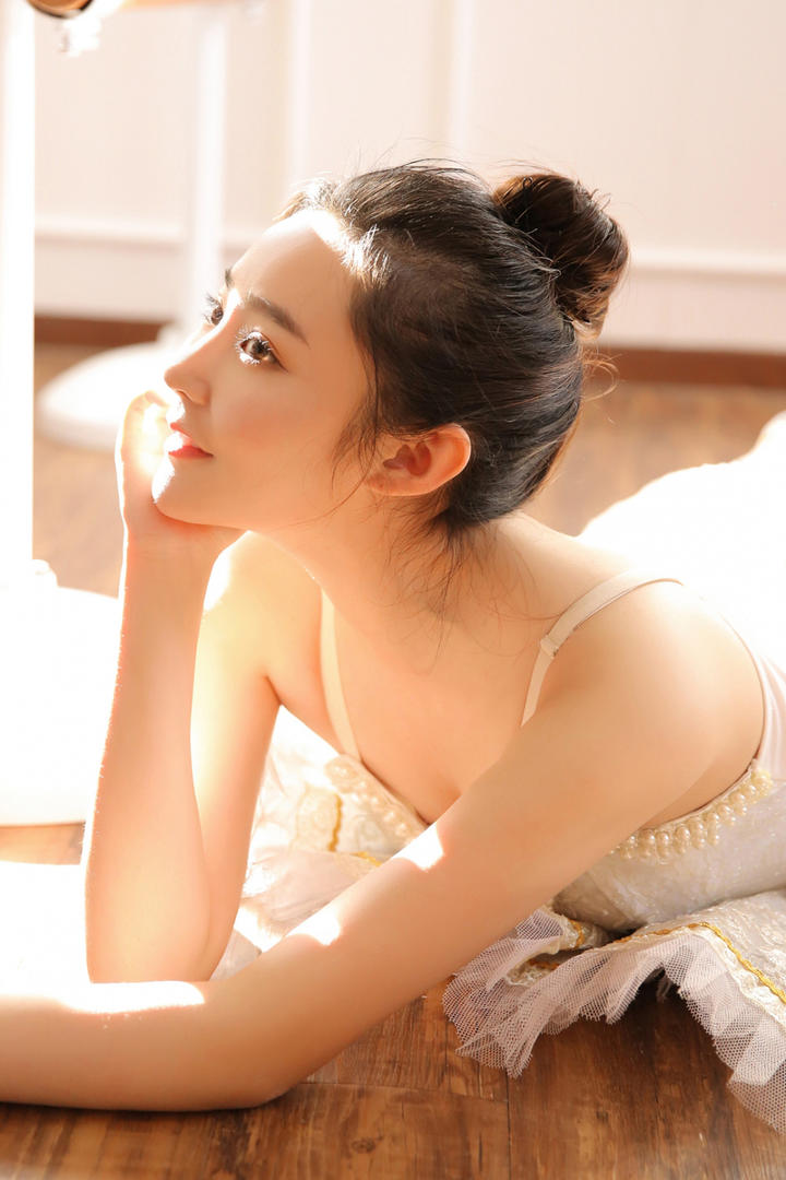 趴在地板上的清纯美女跳芭蕾舞高清写真图片