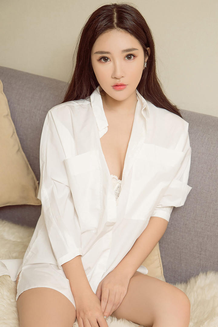 坐在沙发上的高清衬衣美女性感写真图片