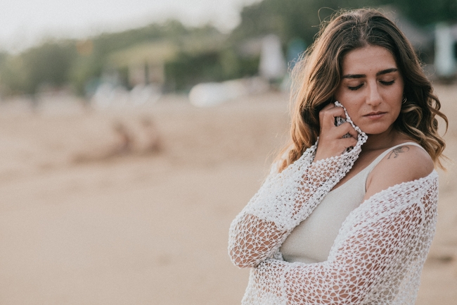 欧洲海滩风情万种性感美女图片