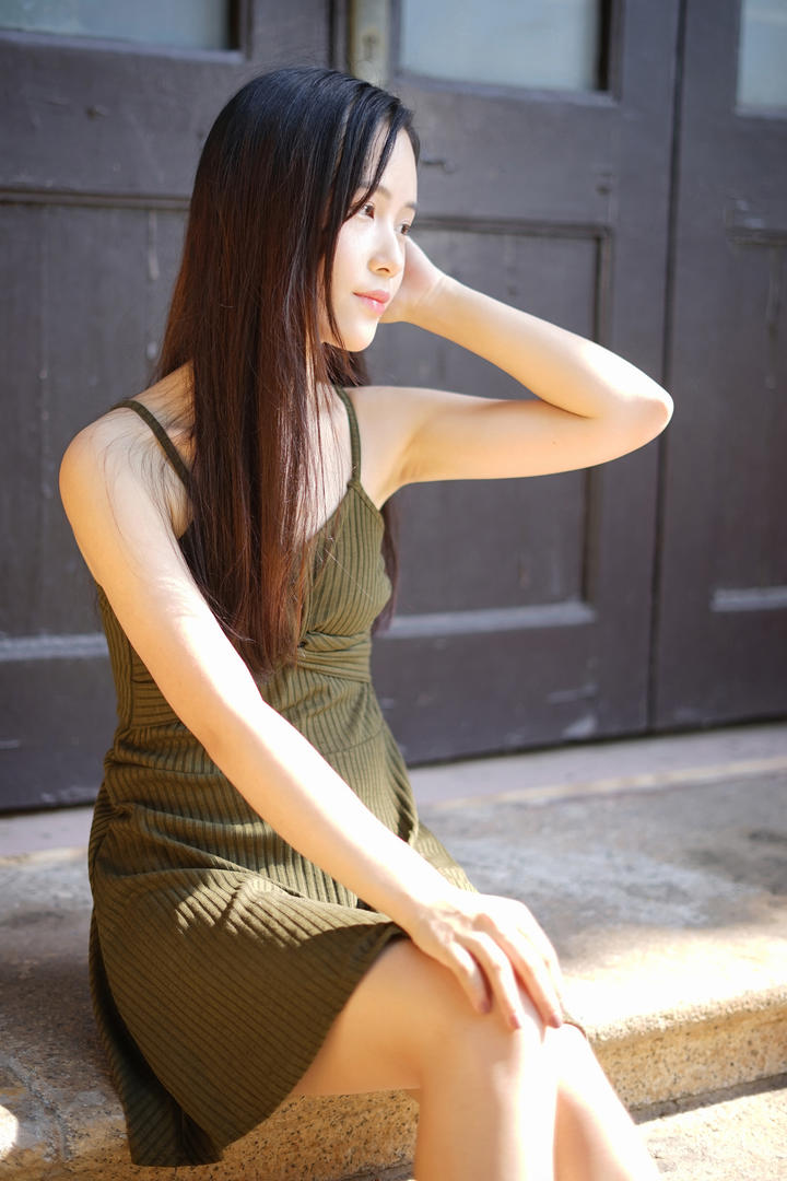 坐在街边的吊带短裙美女模特国产精品自拍图片