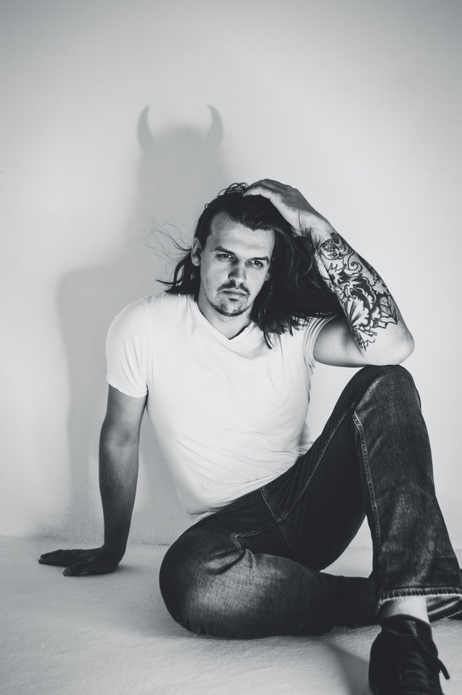 欧美黑白霸气纹身帅哥图片