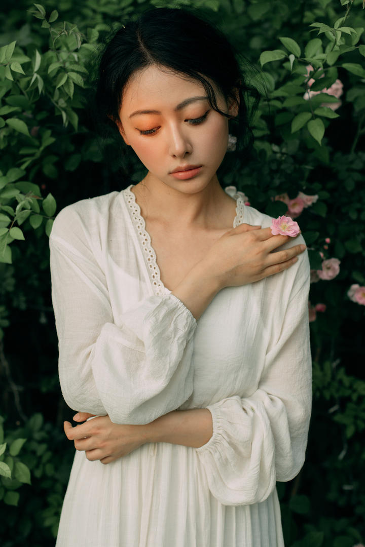 穿白色连衣裙的清纯养眼女生高清手机壁纸图片
