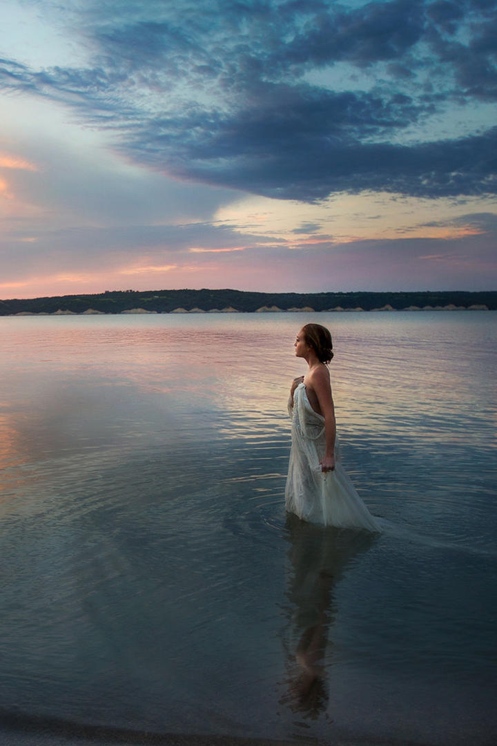 唯美站在水中的长裙美女