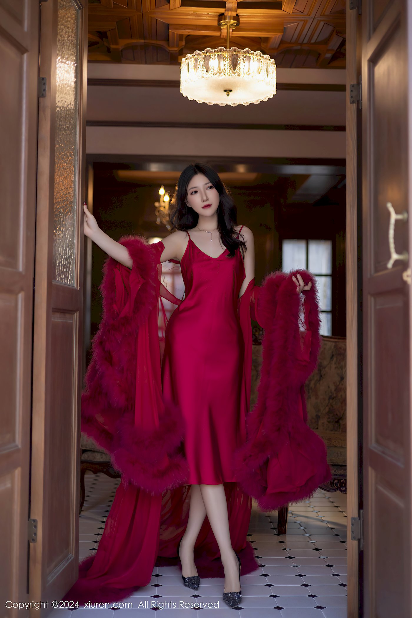 秀人网模特鱼子酱Fish红色吊裙红玫瑰主题性感写真