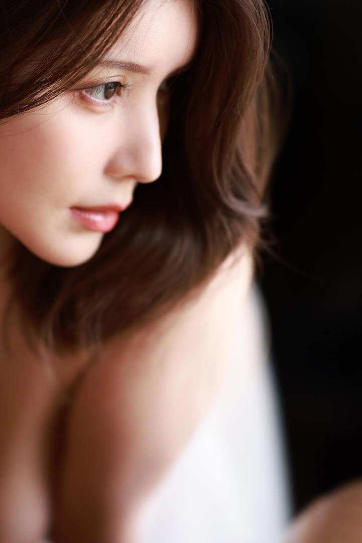 亚洲漂亮大眼睛美女侧脸图片