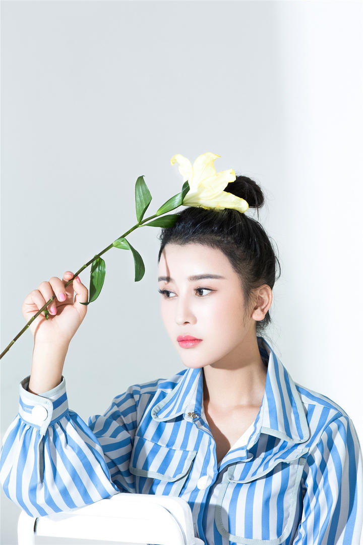 穿衬衫的美女待宣如高清大图