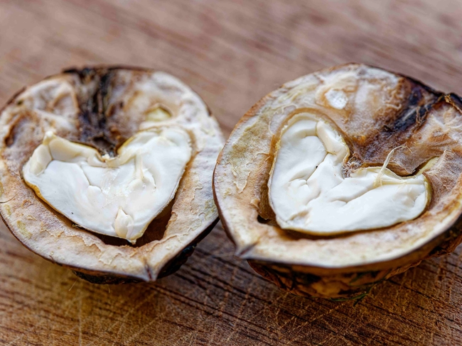 野生有机山核桃果肉图片