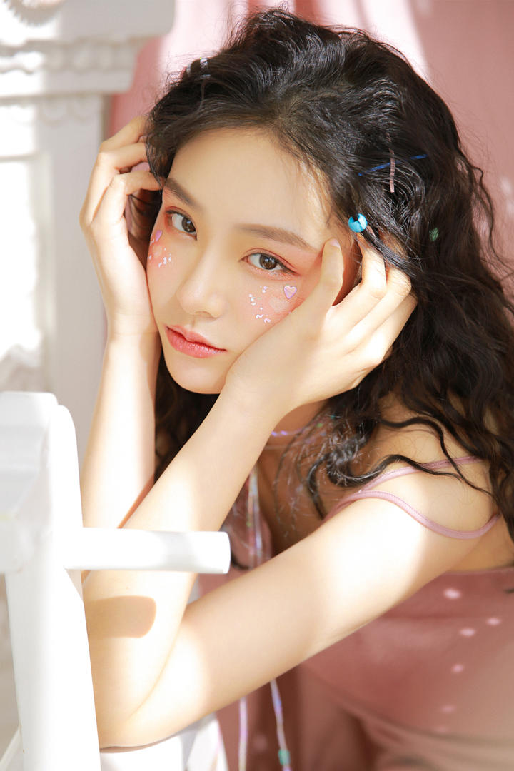 双手捧着脸的极品清纯美女图片