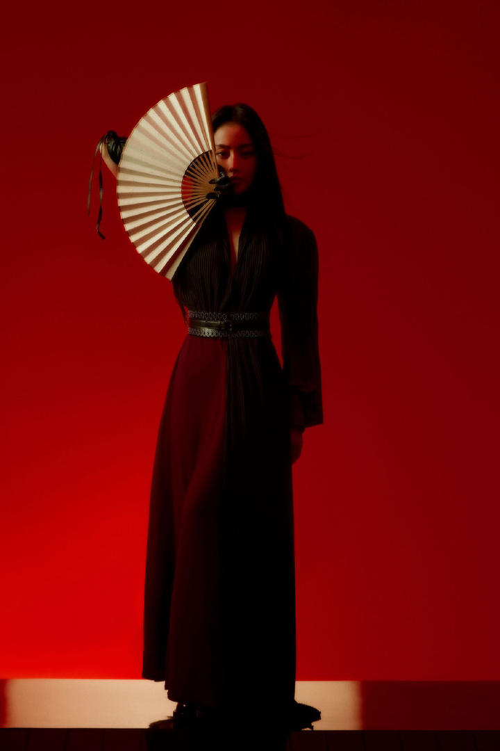 张天爱红色侠客古装写真图片