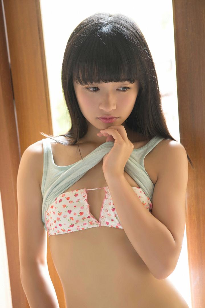 掀起上衣的日本妙龄少女大尺度私房照图片
