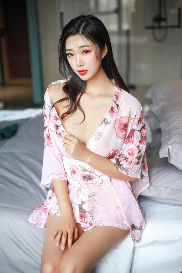 穿着花睡衣的性感美女福利图片