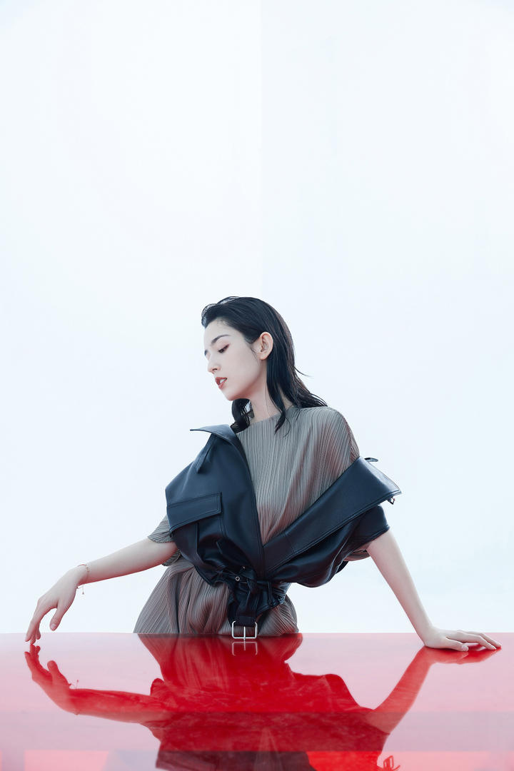 时尚漂亮的新疆美女明星哈尼克孜图片