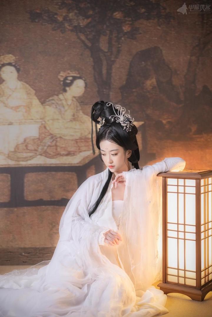 穿着白色纱裙的唯美古装美女图片