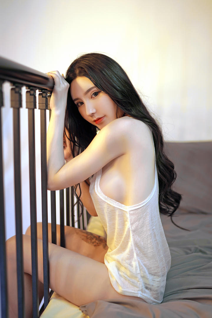 坐在床边的极品性感睡裙女神写真