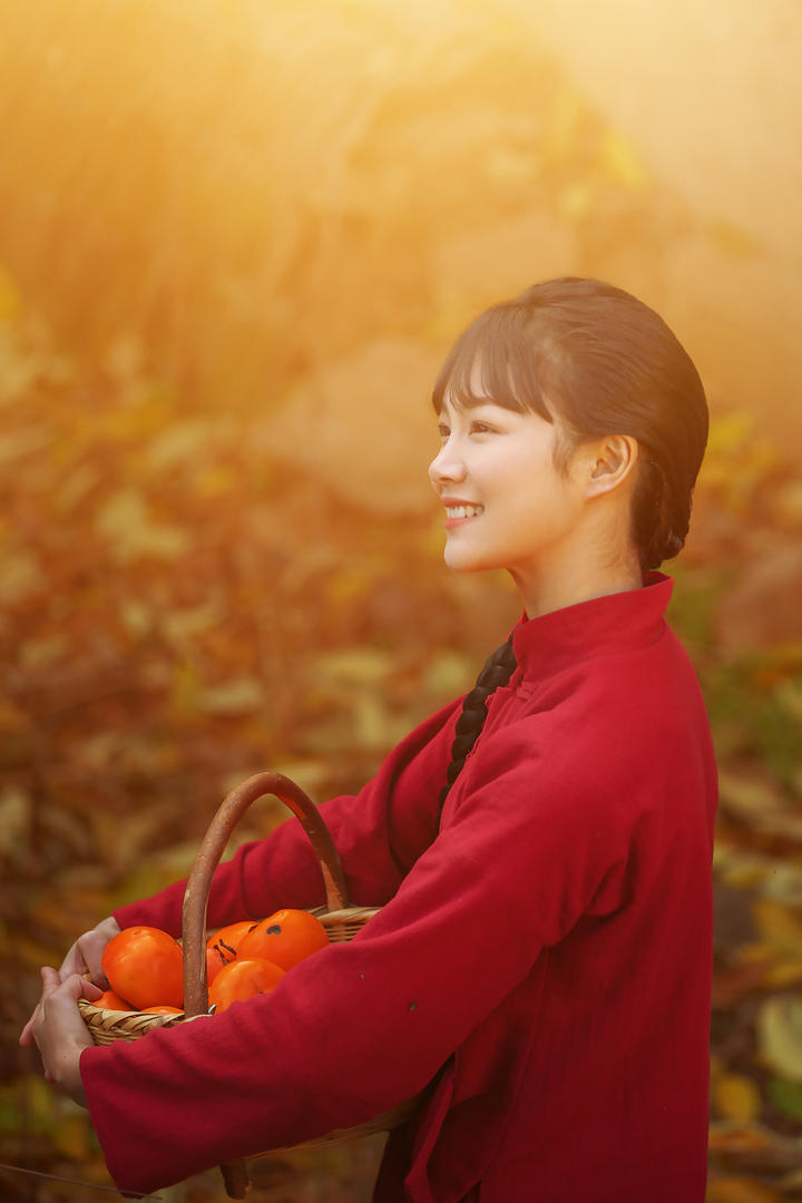抱着篮子的唯美古装美女艺术写真图片