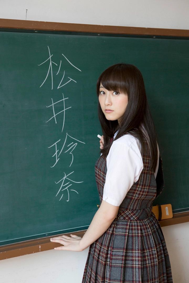 黑板上写字的清纯日本女学生图片