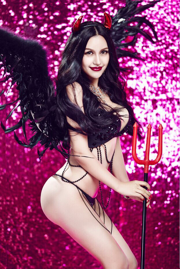 美女苏梓玲变身性感小恶魔