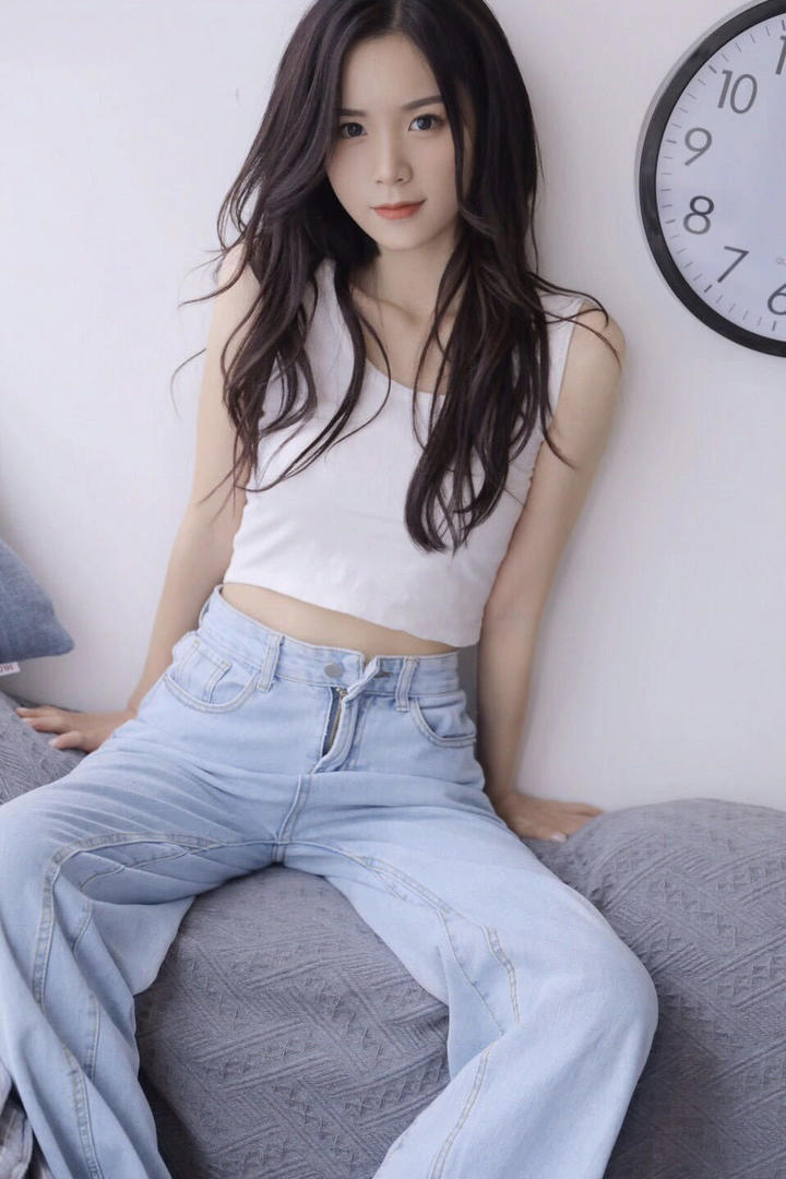 坐在沙发上的清纯牛仔裤女生写真图片