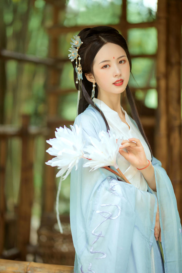 抱着莲花的好看头像女生仙气古装美女壁纸图片