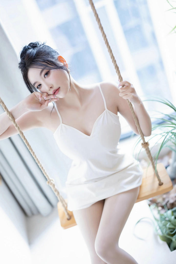 荡秋千的吊带睡衣美女杨晨晨嫩模性感图片
