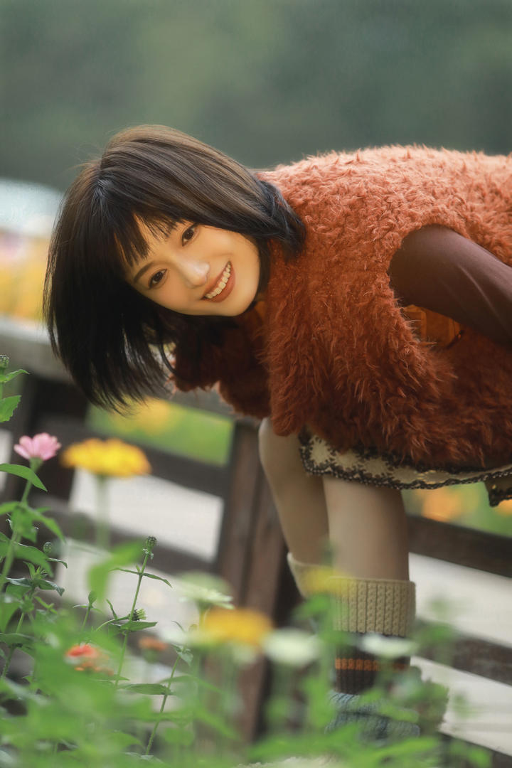 清纯短发美女壁纸图片