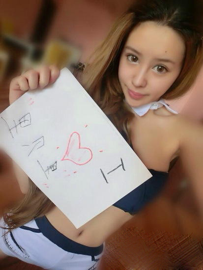 艺校校花化身足球宝贝 秀美腿力挺法国